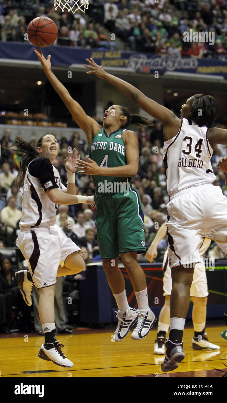 Notre Dame Fighting Irish guard Skylar Diggins (4) stabilisce un colpo tra Texas A&M Aggies difensori Maryann Baker (15) e Karla Gilbert (34) nella prima metà del NCAA femminile campionato nazionale di gioco presso la Conseco Fieldhouse di Indianapolis il 5 aprile 2011. UPI /Mark Cowan Foto Stock