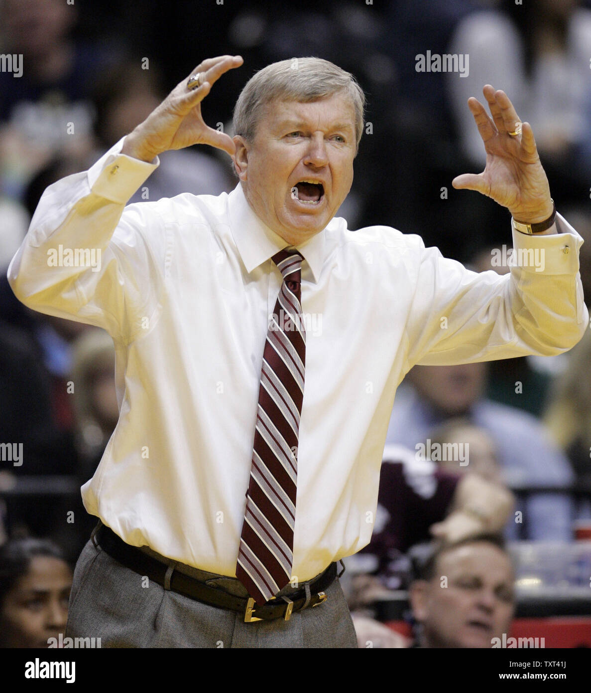 Texas A&M Aggies head coach Gary Blair grida al suo team durante la prima metà del NCAA femminile campionato nazionale gioco contro il Notre Dame Fighting Irish a Conseco Fieldhouse di Indianapolis il 5 aprile 2011. UPI /Mark Cowan Foto Stock