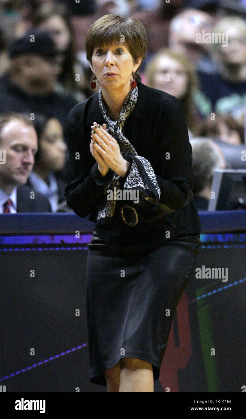Notre Dame Fighting Irish ead coach Muffet McGraw reagisce a una chiamata nel primo semestre del NCAA femminile campionato nazionale gioco contro il Texas A&M Aggies presso la Conseco Fieldhouse di Indianapolis il 5 aprile 2011. UPI /Mark Cowan Foto Stock