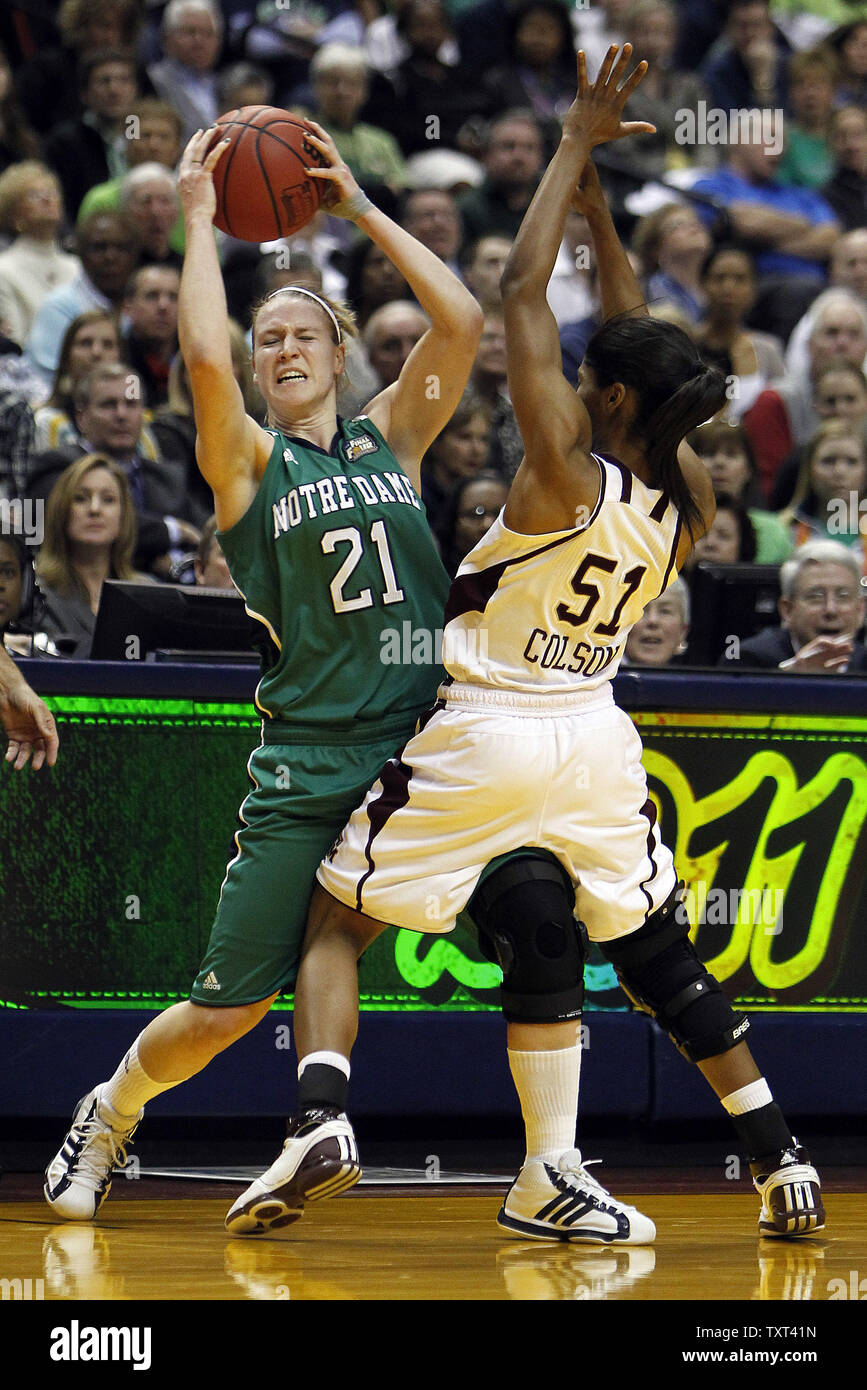 Notre Dame Fighting Irish guard Natalie Novosel (21) collide con Texas A&M Aggies guardia Colson di Sydney (51) nella prima metà del NCAA femminile campionato nazionale di gioco presso la Conseco Fieldhouse di Indianapolis il 5 aprile 2011. UPI /Mark Cowan Foto Stock