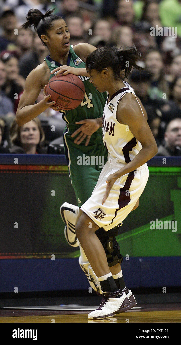 Notre Dame Fighting Irish guard Skylar Diggins (4) cade fuori di limiti come ella insegue un allentamento con la sfera verso il basso nella parte anteriore del Texas A&M Aggies guardia Colson di Sydney (51) nella prima metà del NCAA femminile campionato nazionale di gioco presso la Conseco Fieldhouse di Indianapolis il 5 aprile 2011. Texas A&M ha vinto il loro primo campionato 76-70. UPI /Mark Cowan Foto Stock