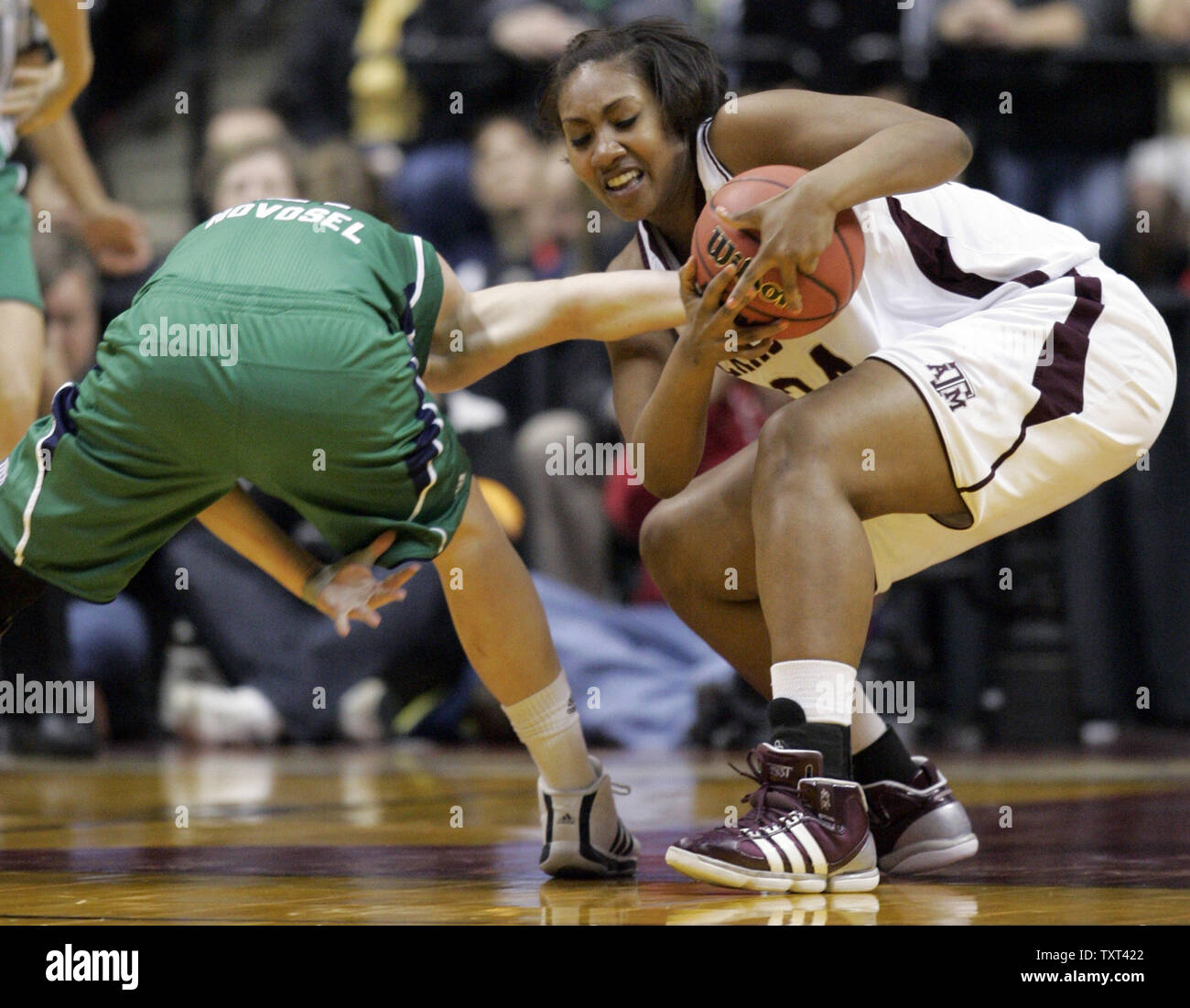 Notre Dame Fighting Irish guard Natalie Novosel (21) e Texas A&M centro Aggies Karla Gilbert (34) battaglia per una sfera allentato nella seconda metà del NCAA femminile campionato nazionale di gioco presso la Conseco Fieldhouse di Indianapolis il 5 aprile 2011. Texas A&M ha vinto il loro primo campionato 76-70. UPI /Mark Cowan Foto Stock