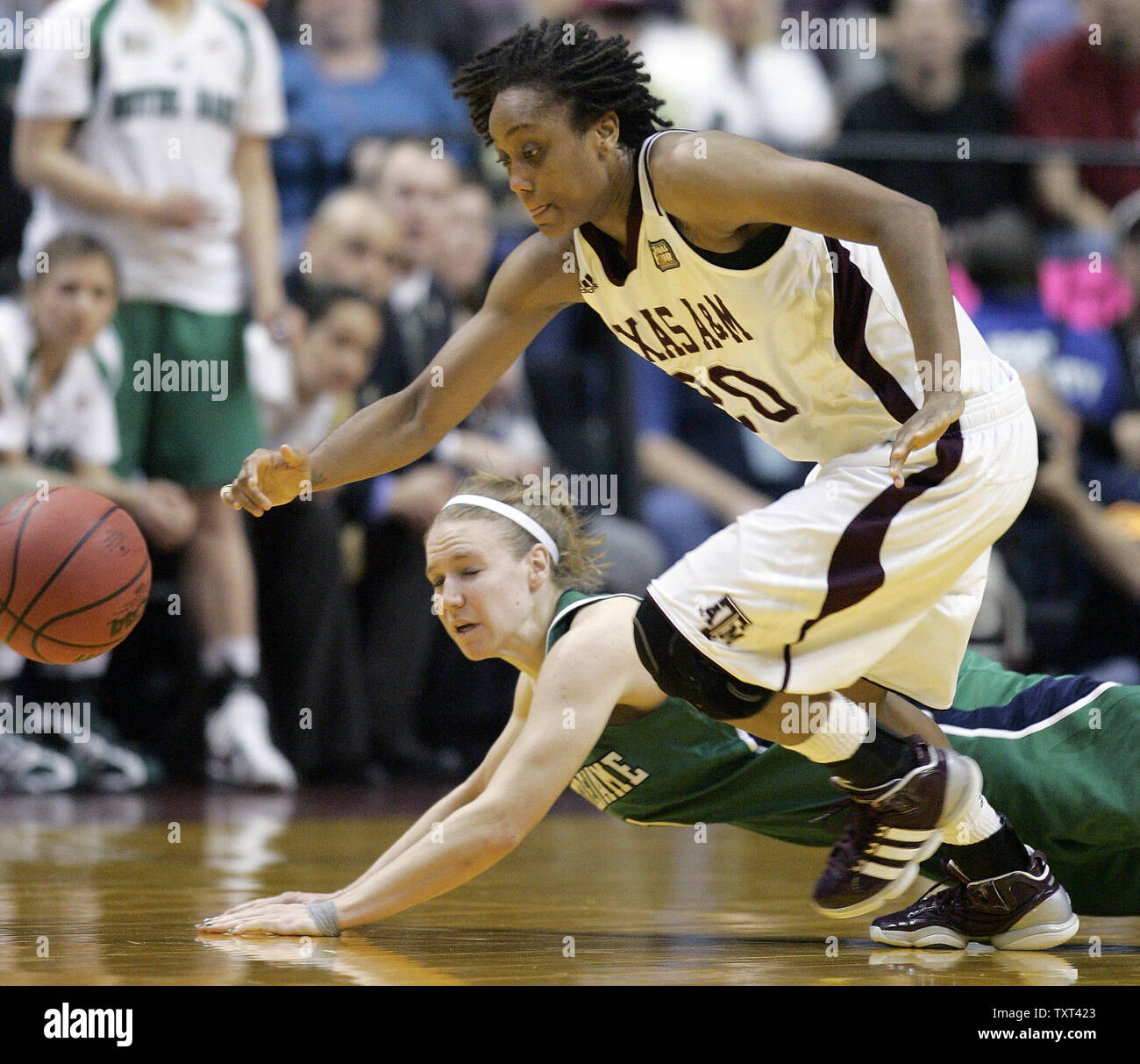 Texas A&M Aggies guard Tyra bianco (20) e la Cattedrale di Notre Dame Fighting Irish guard Natalie Novosel (21) inseguire una sfera allentato nella seconda metà del NCAA femminile campionato nazionale di gioco presso la Conseco Fieldhouse di Indianapolis il 5 aprile 2011. Texas A&M ha vinto il loro primo campionato 76-70. UPI /Mark Cowan Foto Stock