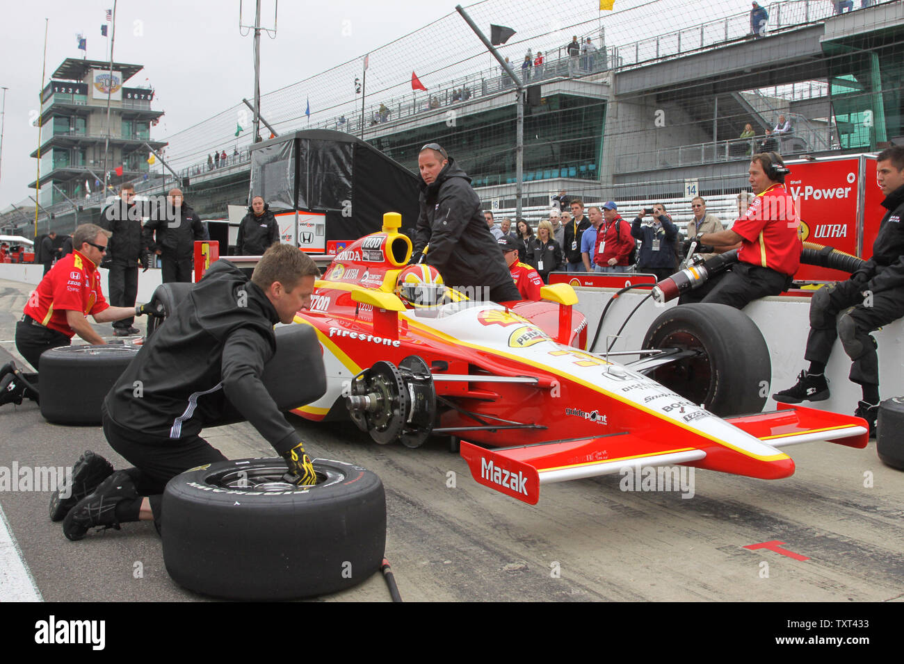 Il Team Penske pratica loro pit stop durante una fredda giornata piovosa, 17 maggio 2011 a Indianapolis Motor Speedway di Indianapolis, Indiana. UPI Photo/ Ed Locke Foto Stock