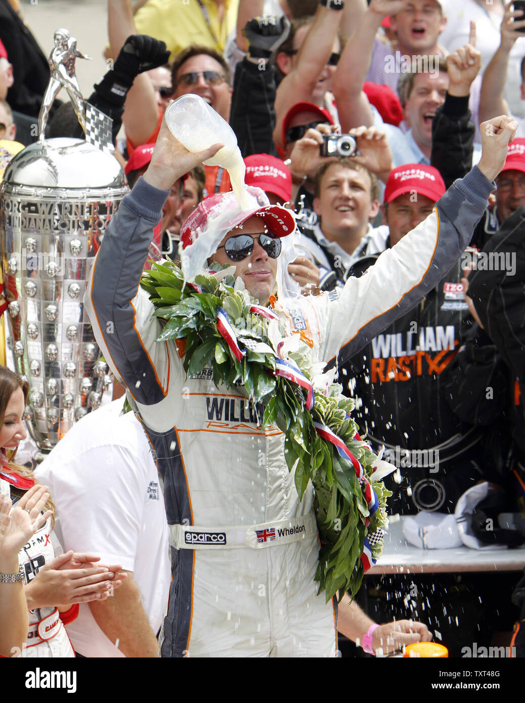 Dan Wheldon, dall'Inghilterra, celebra conquistando la 95th Indianapolis 500 a Indianapolis Motor Speedway di Indianapolis, il 29 maggio 2011. La vittoria è Wheldon la seconda 500 Miglia di Indianapolis la vittoria. UPI /Mark Cowan Foto Stock