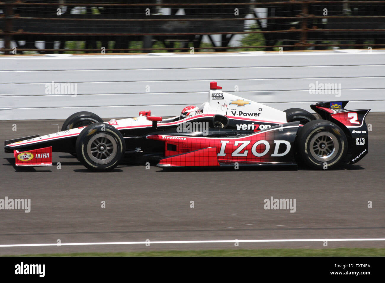 Ryan Briscoe velocità attraverso il nord breve scivolo durante la pratica per la 96Indianapolis 500 il 14 maggio 2012 in Indianapolis, Indiana. UPI/Bill Coon Foto Stock