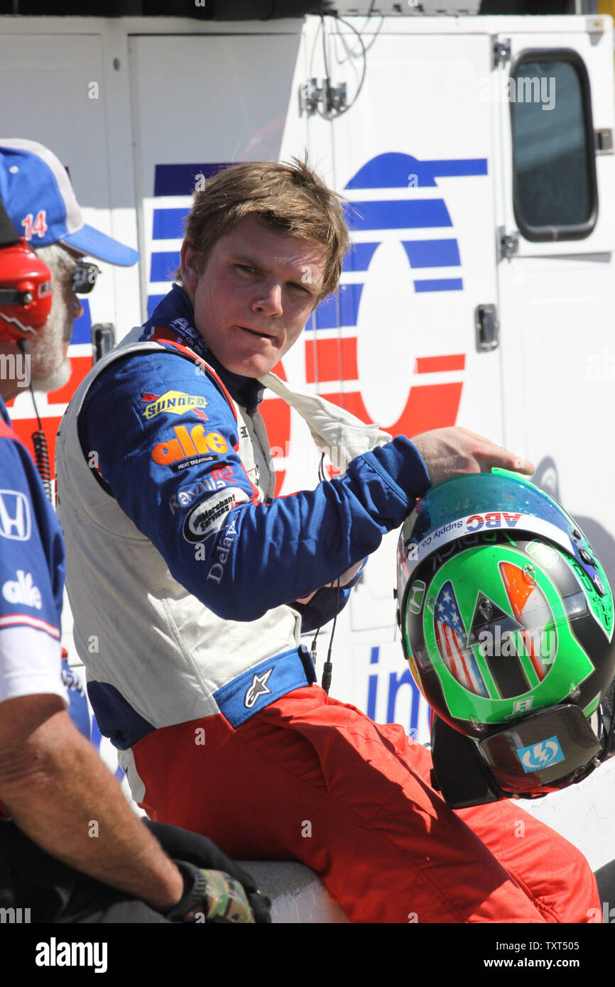 Rookie driver Conor Daly si siede sul muretto dei box mentre il suo AJ Foyt Enterprises equipaggio preparare la sua vettura per la pratica al Motor Speedway di Indianapolis il 14 maggio 2013 a Indianapolis, Indiana. UPI/Ed Locke Foto Stock