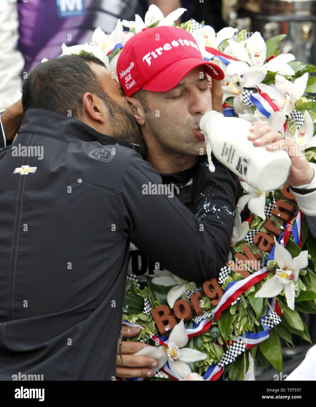 Tony Kanaan del Brasile, celebra conquistando la 97th in esecuzione della 500 Miglia di Indianapolis a Indianapolis Motor Speedway di Indianapolis, il 26 maggio 2013. UPI /Mark Cowan Foto Stock