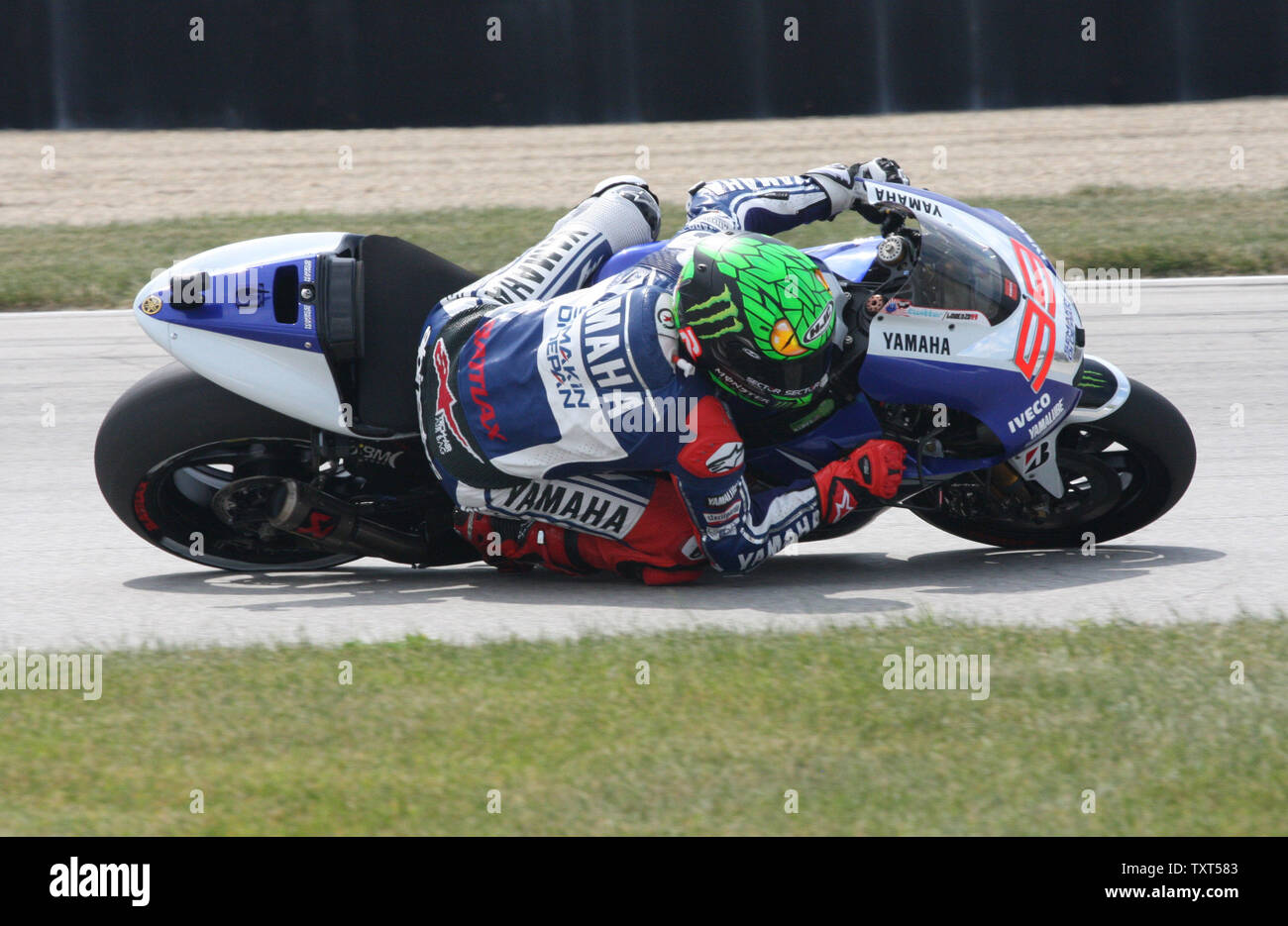 Jorge Lorenzo velocità attraverso il pericoloso girare 11 Tornantino mentre la qualificazione per la sesta marcia della Red Bull Moto GP al Motor Speedway di Indianapolis il 17 agosto 2013 a Indianapolis, Indiana. Lorenzo avrà inizio la seconda posizione in griglia. UPI/Bill Coon Foto Stock
