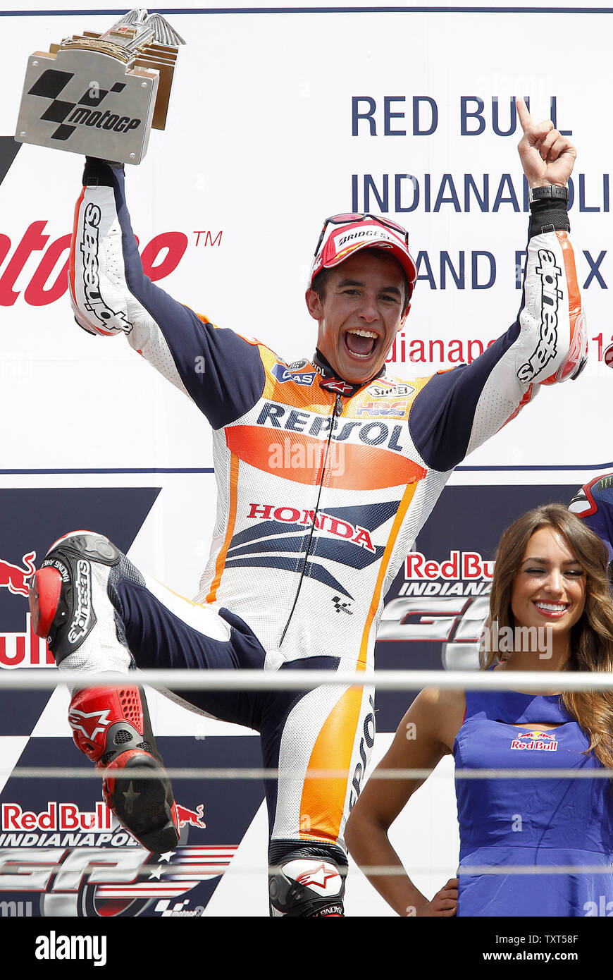 La Spagna è Marc Marquez festeggia conquistando la Indianapolis Grand Prix Moto GP Gara a Indianapolis Motor Speedway di Indianapolis, il 18 agosto 2013. Marquez è andato a vincere la gara a spazzare le tre gare negli Stati Uniti. UPI /Mark Cowan Foto Stock