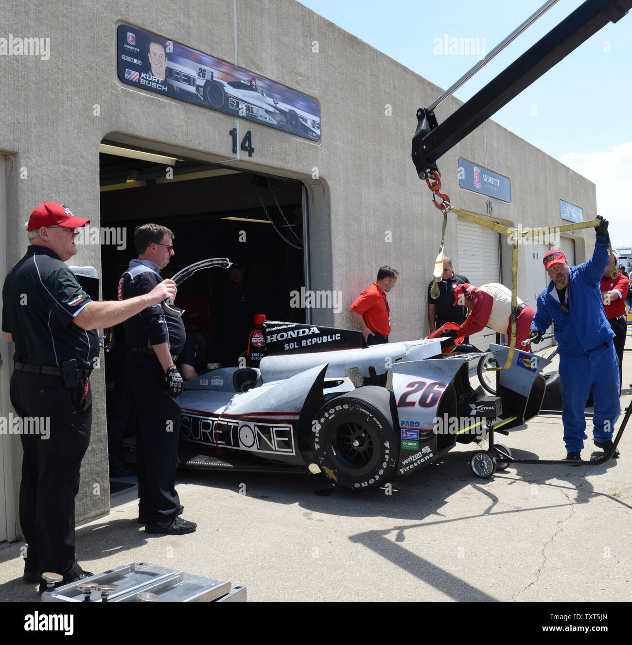 Kurt Bush è naufragata car restituisce al suo garage sul gancio dopo sbattimento della svolta 2 parete durante il giorno della gara impostare il test per il novantottesimo in esecuzione di Indianapolis 500 al Motor Speedway di Indianapolis il 19 maggio 2014 in Indianapolis, Indiana. Bush è stato entrambi incolumi in crash. UPI/Gene Crucean Foto Stock