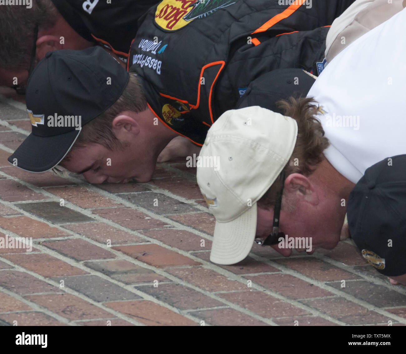 Ty Dillon,sinistra e proprietario auto Richard Childress calci i mattoni dopo Dillion ha vinto la NASCAR Nationwide Lilly diabete 250 a Indianapolis Motor Speedway di Indianapolis, il 26 luglio 2014. UPI /Ed Locke Foto Stock