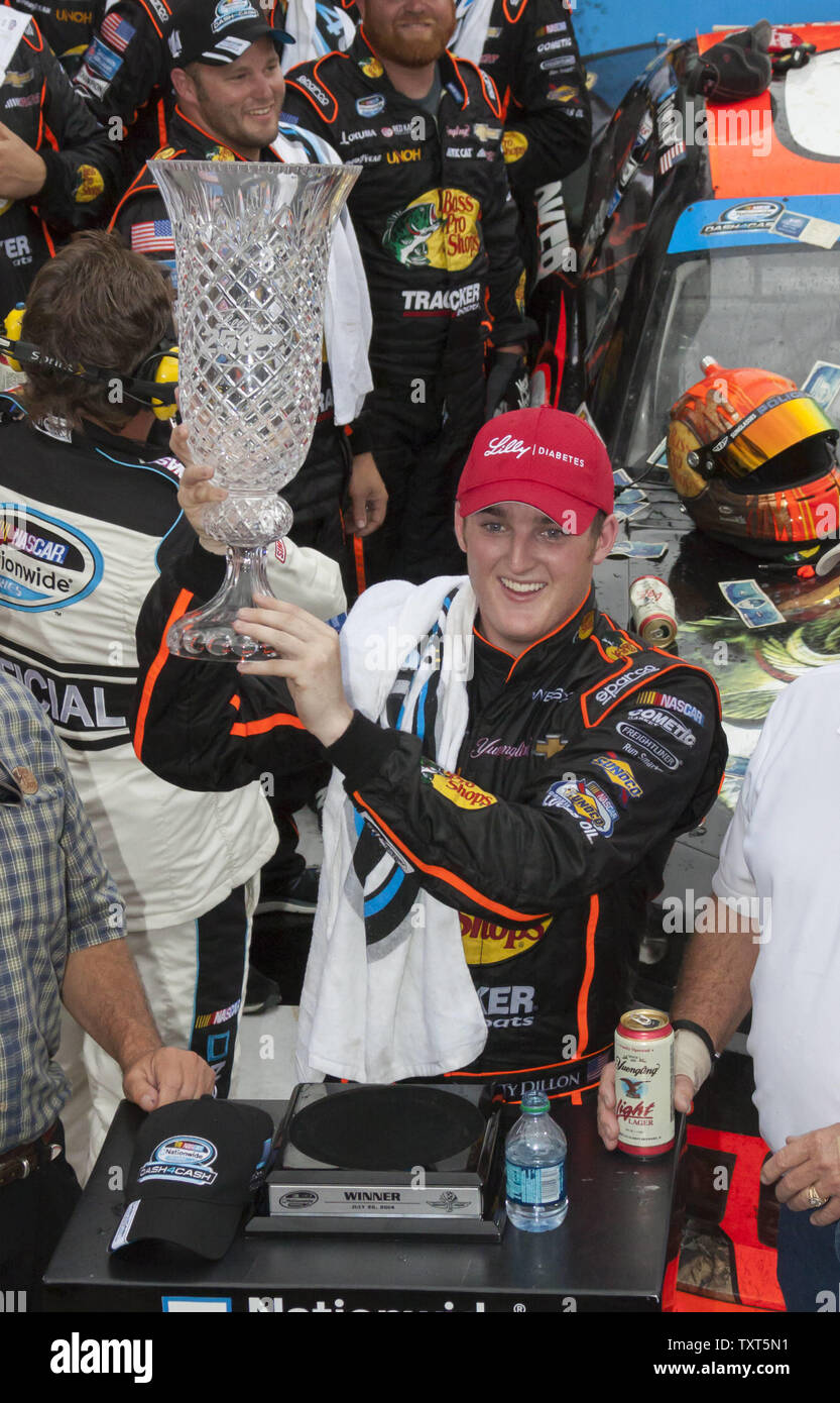 Ty Dillon detiene il trofeo dopo aver vinto la NASCAR Nationwide Lilly diabete 250 a Indianapolis Motor Speedway di Indianapolis, il 26 luglio 2014. UPI /Ed Locke Foto Stock