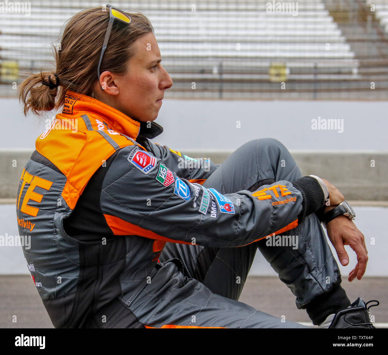 Simona De Silvestro si siede sul muretto dei box in attesa per l'inizio della pratica per la 99th in esecuzione di Indianapolis 500 al Motor Speedway di Indianapolis il 14 maggio 2015 a Indianapolis, Indiana. Foto di Ed Locke/UPI Foto Stock