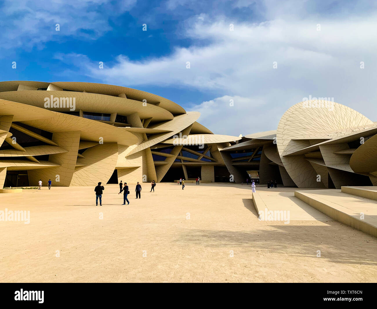 Il nuovo Museo Nazionale del Qatar a Doha, costruito in una rosa del deserto conformazione prevede l'istruzione. Foto Stock