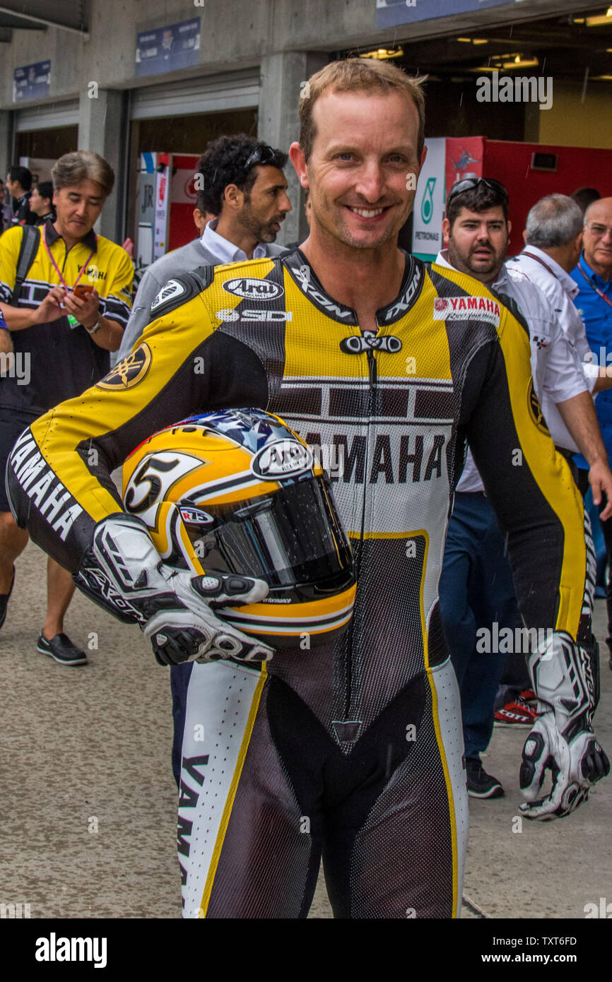 Ritiro Moto GP rider Colin Edwards si prepara a prendere un cerimoniale di giro in un prototipo di moto Yamaha prima del 8° in esecuzione della Red Bull Moto GP al Motor Speedway di Indianapolis il 9 agosto 2015 a Indianapolis, Indiana. Foto di Darrell Hoemann/UPI Foto Stock
