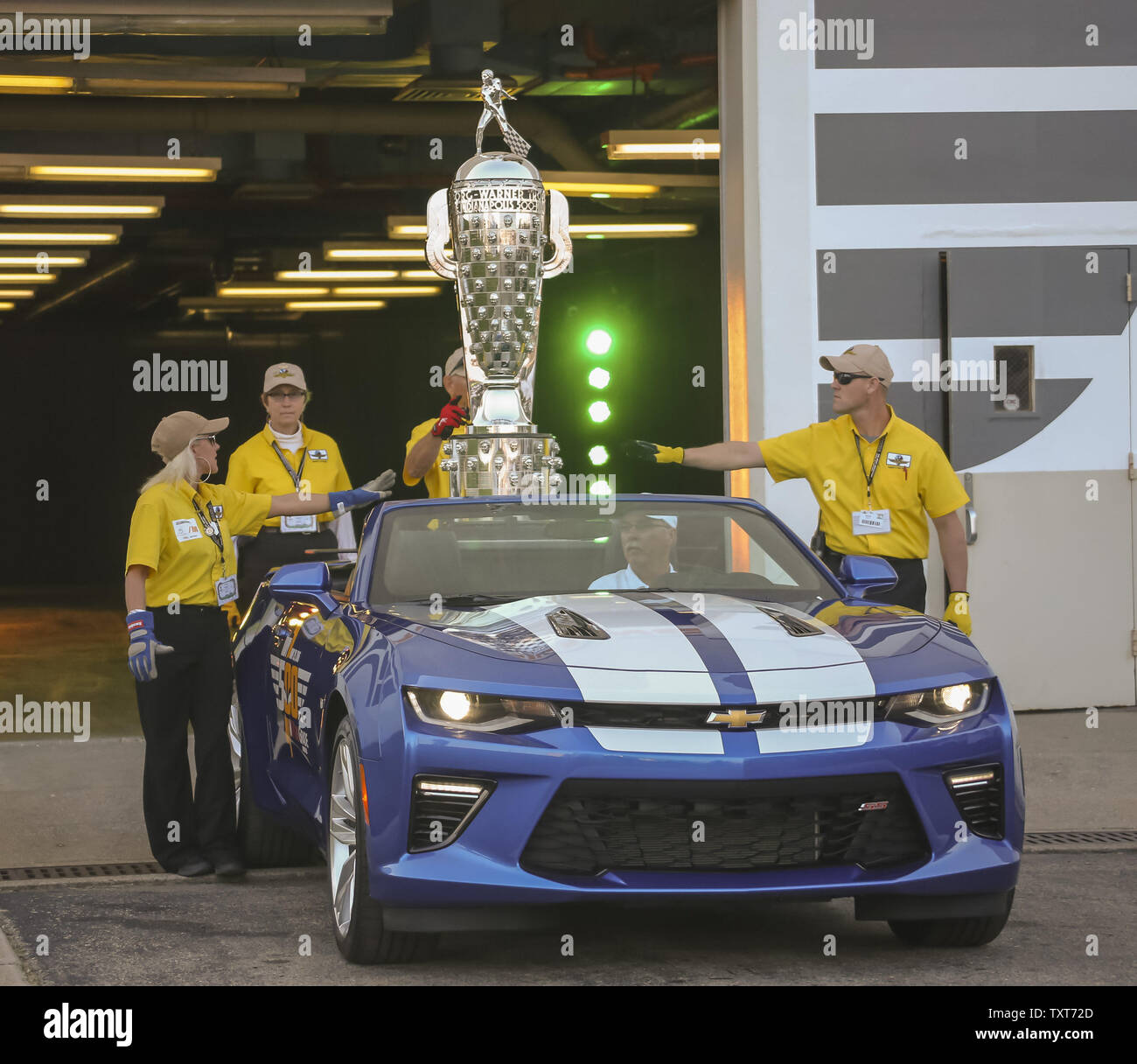 Il Borg-Warner trofeo è accompagnata da via la sicurezza come si lascia il museo e parate al cantiere di mattoni per il centesimo in esecuzione di Indianapolis 500 al Motor Speedway di Indianapolis il 29 maggio 2016 a Indianapolis, Indiana. Foto di Michael Gentry/UPI Foto Stock