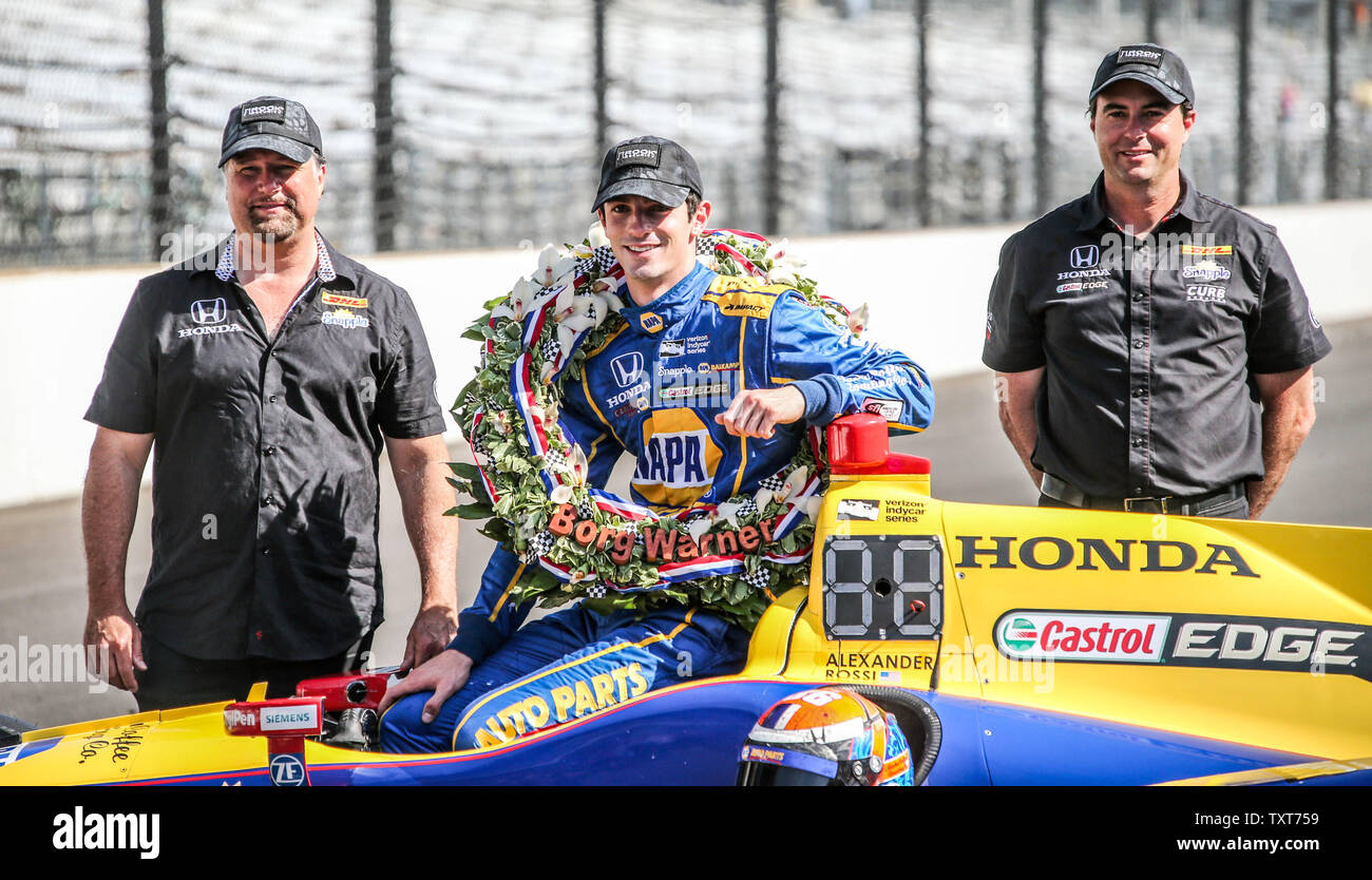 I proprietari del team Michael Andretti (sinistra) e Bryan Herta (destra) fiancheggiano il rookie vincitore Alexander Rossi dopo aver vinto il centesimo in esecuzione di Indianapolis 500 al Motor Speedway di Indianapolis il 30 maggio 2016 a Indianapolis, Indiana. Foto di Michael Gentry/UPI Foto Stock