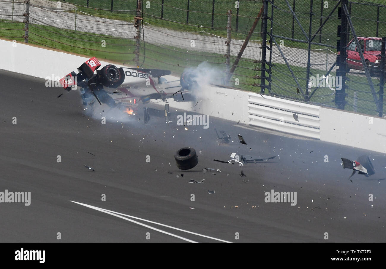 Driver di automobile di Indy Sebastien Bourdais continua a ruotare verso il basso il backstretch dopo sbattimento della svolta 2 parete durante le qualifiche al Motor Speedway di Indianapolis il 20 maggio 2017 a Indianapolis, Indiana. Bourdais è stato trasportato in ospedale Methodist con fratture multiple al suo bacino e anca destra. Foto di Larry Papke/UPI Foto Stock