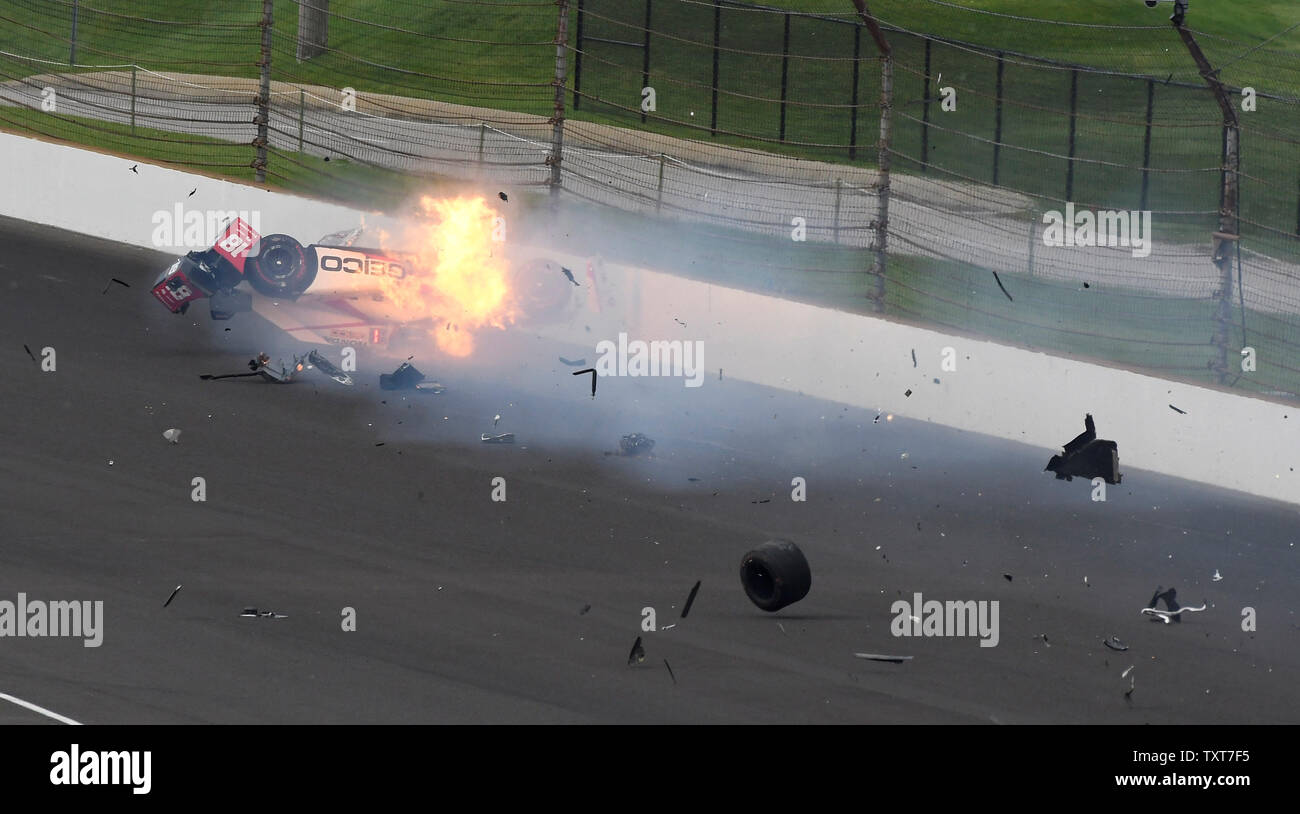 Sebastien Bourdais' race car scoppia in fiamme dopo sbattimento della svolta 2 parete durante le qualifiche al Motor Speedway di Indianapolis il 20 maggio 2017 a Indianapolis, Indiana. Bourdais è stato trasportato in ospedale Methodist con fratture multiple al suo bacino e anca destra. Foto di Larry Papke/UPI Foto Stock