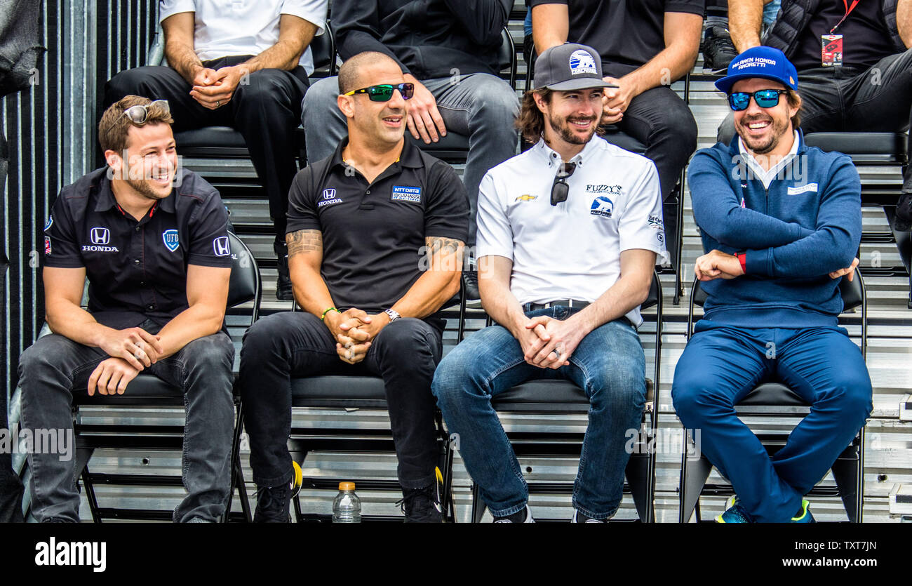 Marco Andretti ( da sinistra a destra), Tony Kanaan, JR Hildebrand, e Fernando Alonso guarda il procedimento presso il tradizionale incontro dei driver per il 2017 Indy 500, al Motor Speedway di Indianapolis il 27 maggio 2017 a Indianapolis, Indiana. Foto di Edwin Locke/UPI Foto Stock