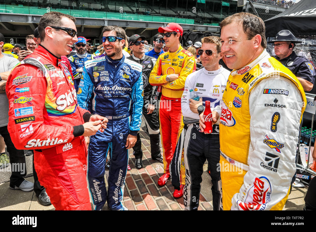 Kyle Busch (da sinistra a destra), Martin Truex Jr, Joey Logano, Jamie McMurray e Ryan Newman chat prima di iniziare il 2017 Brickyard 400, al Motor Speedway di Indianapolis sulla luglio 23, 2017 a Indianapolis, Indiana. Foto di Edwin Locke/UPI Foto Stock