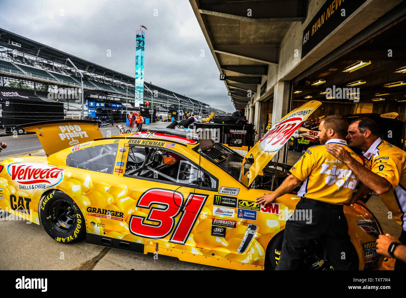 Con la pioggia nella zona, l'equipaggio per Ryan Newman a lavorare per preparare la sua vettura per il 2017 Brantley Gilbert grande macchina Brickyard 400, al Motor Speedway di Indianapolis sulla luglio 23, 2017 a Indianapolis, Indiana. Foto di Edwin Locke/UPI Foto Stock