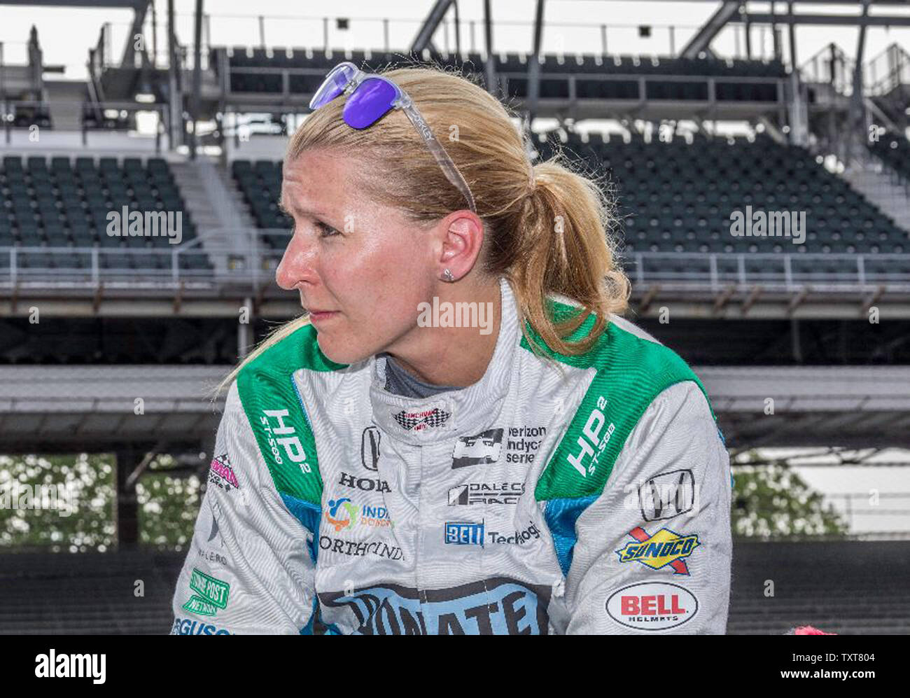 Pippa Mann si siede sul muretto dei box in attesa della luce verde durante la pratica per il 102º Indianapolis 500 al Motor Speedway di Indianapolis il 16 maggio 2018 a Indianapolis, Indiana. Foto di Ed Locke/UPI Foto Stock