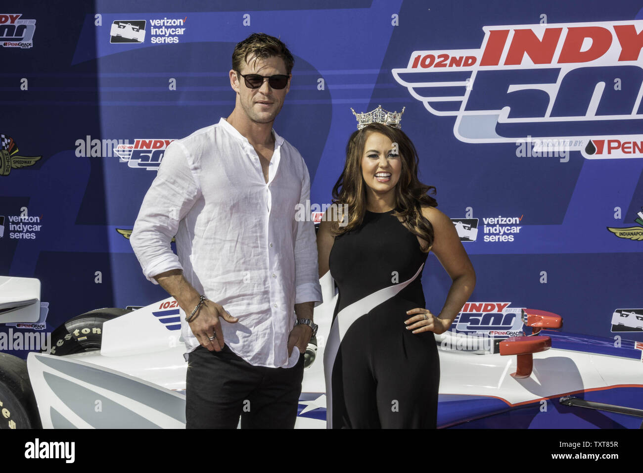 Attore Chris Hemsworth di "Thor" fama si erge con Miss America Cara Mund sul tappeto rosso prima del 102º in esecuzione di Indianapolis 500 al Motor Speedway di Indianapolis il 27 maggio 2018 a Indianapolis, Indiana. Foto di Edwin Locke/UPI Foto Stock