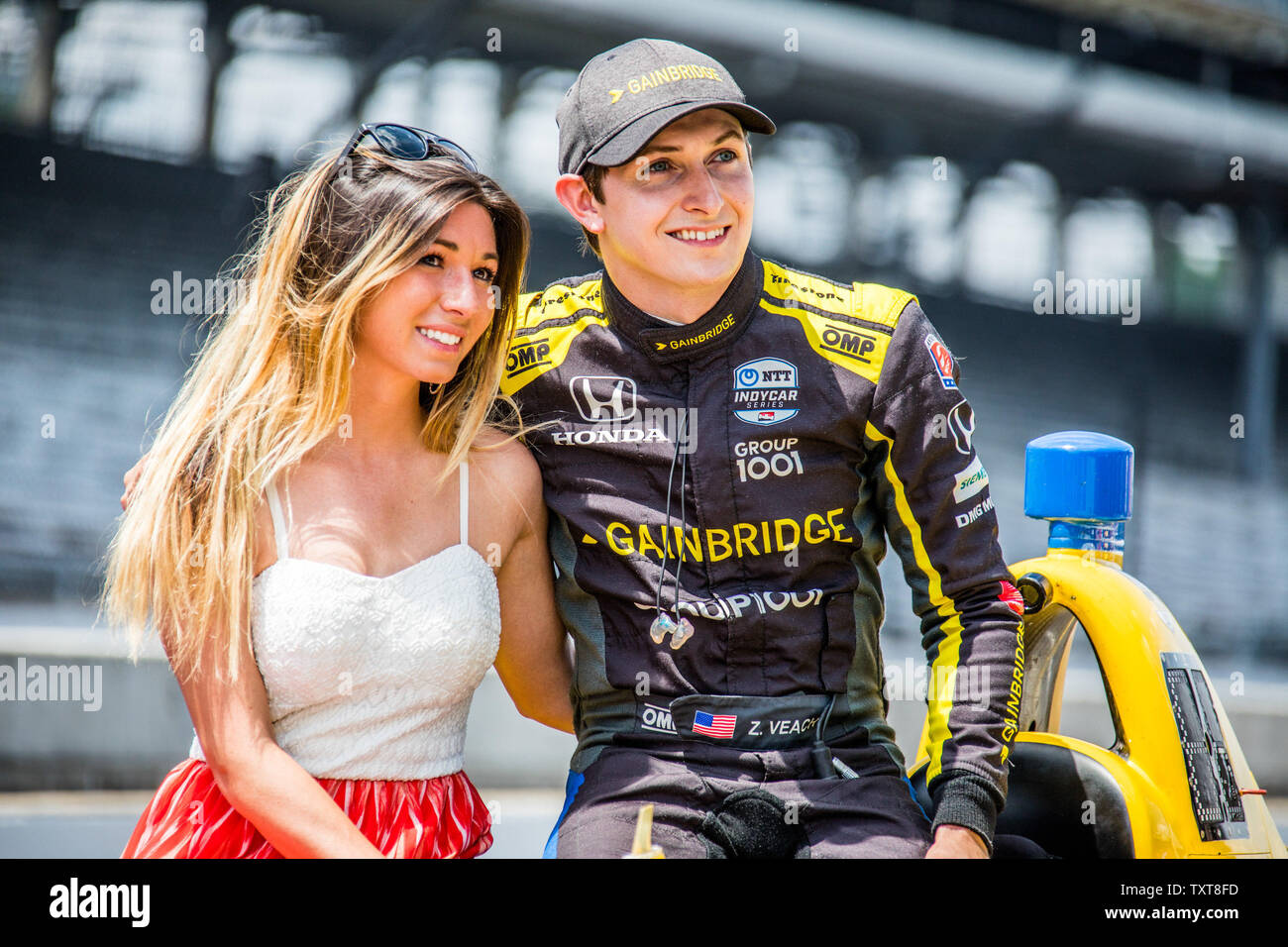 Zach Veach pone con la sua fidanzata Kate McConnell dopo le qualifiche per il 2019 Indianapolis 500, il 18 maggio 2019 a Indianapolis, Indiana. Foto di Edwin Locke/UPI Foto Stock