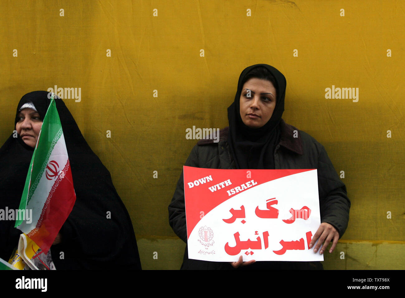 Una donna iraniana tiene un cartello che dice "Morte a Israele" durante una dimostrazione al di fuori della ex ambasciata degli Stati Uniti a Tehran, Iran, per l anniversario della sua 444 giorni di occupazione da parte di militanti studenti iraniani in data 4 novembre 2009. UPI/Maryam Rahmanian Foto Stock