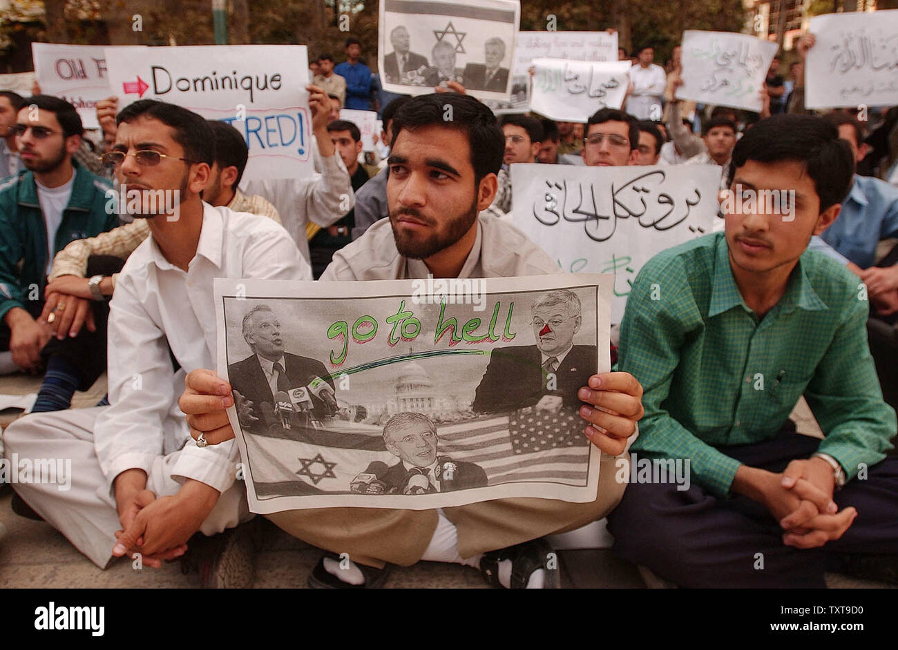 Disco iraniano-line gli studenti dimostrano nei confronti di ciò che vedono come l'Iran dando massa sul problema del nucleare al di fuori del palazzo Saadabad dove i tre ministri degli esteri europei hanno tenuto riunioni con il presidente iraniano Mohammad Khatami e altri alti funzionari a Tehran, Iran, Martedì, Ottobre 21, 2003. Iran sospenderà l'arricchimento di uranio e di permettere verifiche in loco del suo programma nucleare, come auspicato dall'U.N. nucleare agenzia watchdog, un alto funzionario iraniano ha detto martedì. (UPI/Ali Khaligh) Foto Stock