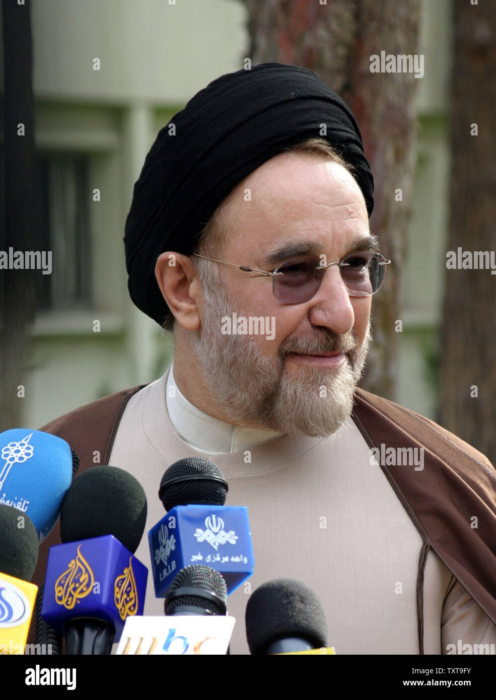 Il presidente iraniano Mohammad Khatami parla con i giornalisti dopo una riunione del gabinetto di Teheran Novembre 17, 2004. Khatami chiamato un affare nucleare raggiunto con le nazioni europee un 'grande vittoria ma ha avvertito Teheran non rispetta i suoi impegni se gli europei non riescono a sostenere l'Iran all'U.N. watchdog nucleare riunione della settimana prossima . (UPI foto/Ali Khaligh) Foto Stock