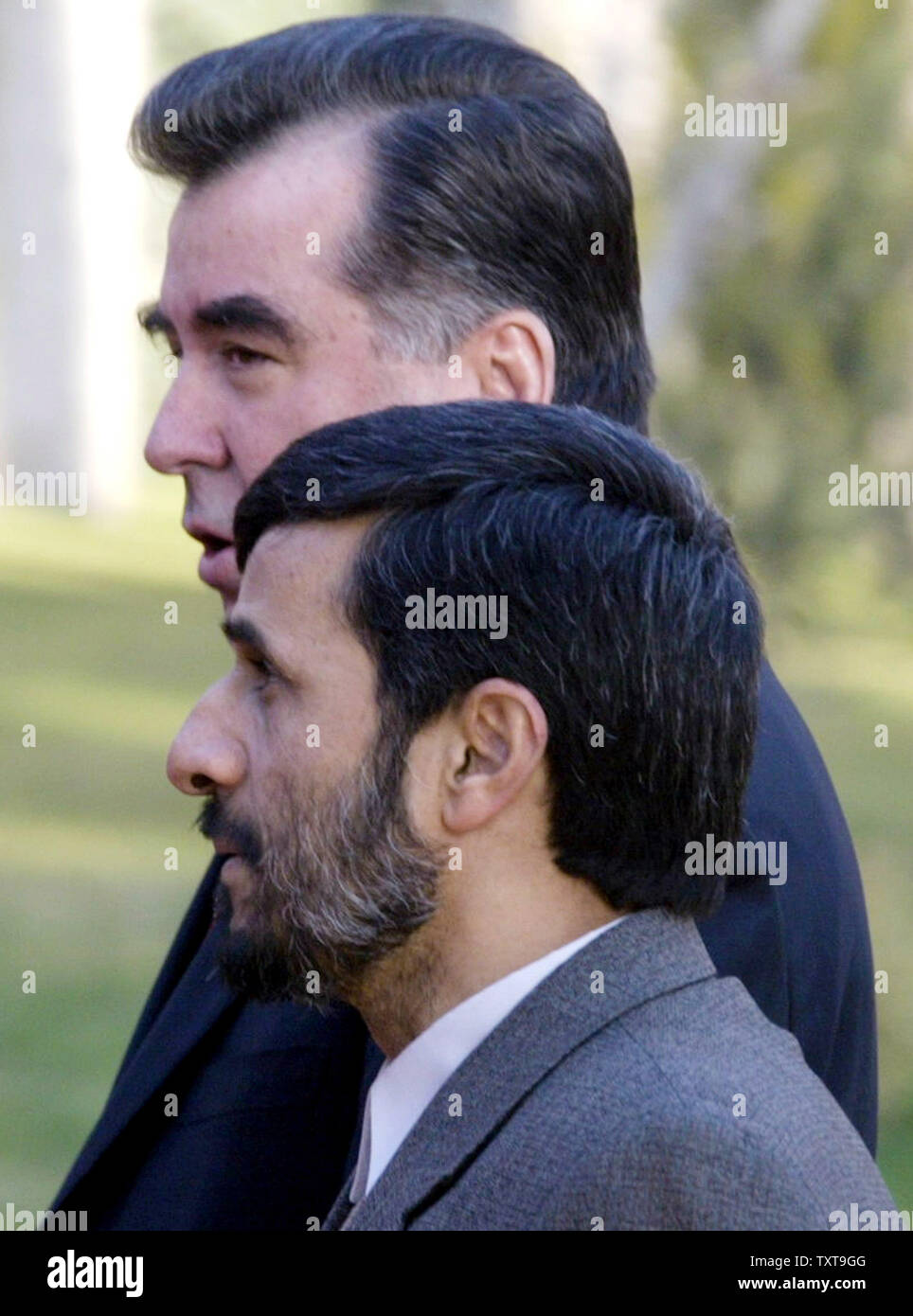 In Tagikistan il Presidente Imomali Rakhmonov (superiore) e il presidente iraniano Mahmoud Ahmadinejad (fondo) rendono i loro modi dopo aver esaminato la guardia d'onore durante un ufficiale cerimonia di benvenuto per Rakhmonov a Tehran, Iran il 17 gennaio, 2006. Gli esperti di politica di predire la visita da Rakhmonov a Iran potrebbe aprire un nuovo capitolo in economici e infrastrutturali di cooperazione tra Teheran e Dushanbe. (UPI foto/Mohammad Kheirkhah) Foto Stock