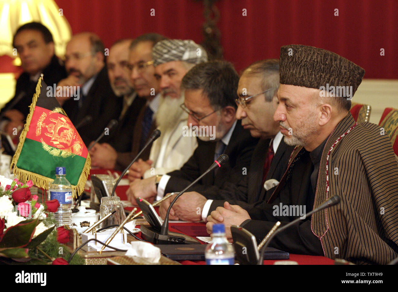 Il presidente afgano Hamid Karzai (R) e i suoi ministri ascoltare invisibile presidente Iraniano Mohammad Khatami durante la gazzetta cerimonia di accoglienza a Teheran il palazzo Saadabad, 26 gennaio 2005. (UPI/Mohammad Rezaei) Foto Stock