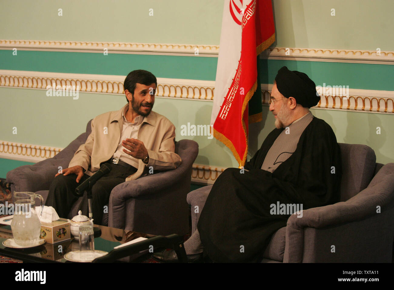 Il presidente iraniano Mohammad Khatami, destra, colloqui con il presidente dell'Iran-elect Mahmoud Ahmadinjead, sinistra, durante un incontro a Teheran il mercoledì 29 giugno, 2005. L'Iran non eletti watchdog costituzionale approvato il risultato del ballottaggio presidenziale elezione che ha dato Ahmadinjead ultraconservatori una schiacciante vittoria. (UPI/Reza Madadi) Foto Stock