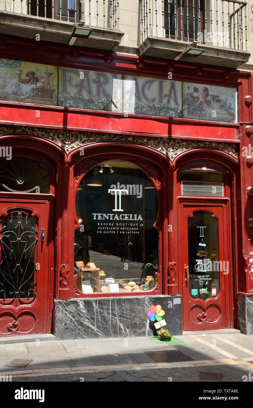 Pamplona, Spagna - 4 Giugno 2019: vecchia farmacia store, ora panificio, in strada 'Mercaderes' alla bull run percorso del festival di San Fermin in Pa Foto Stock