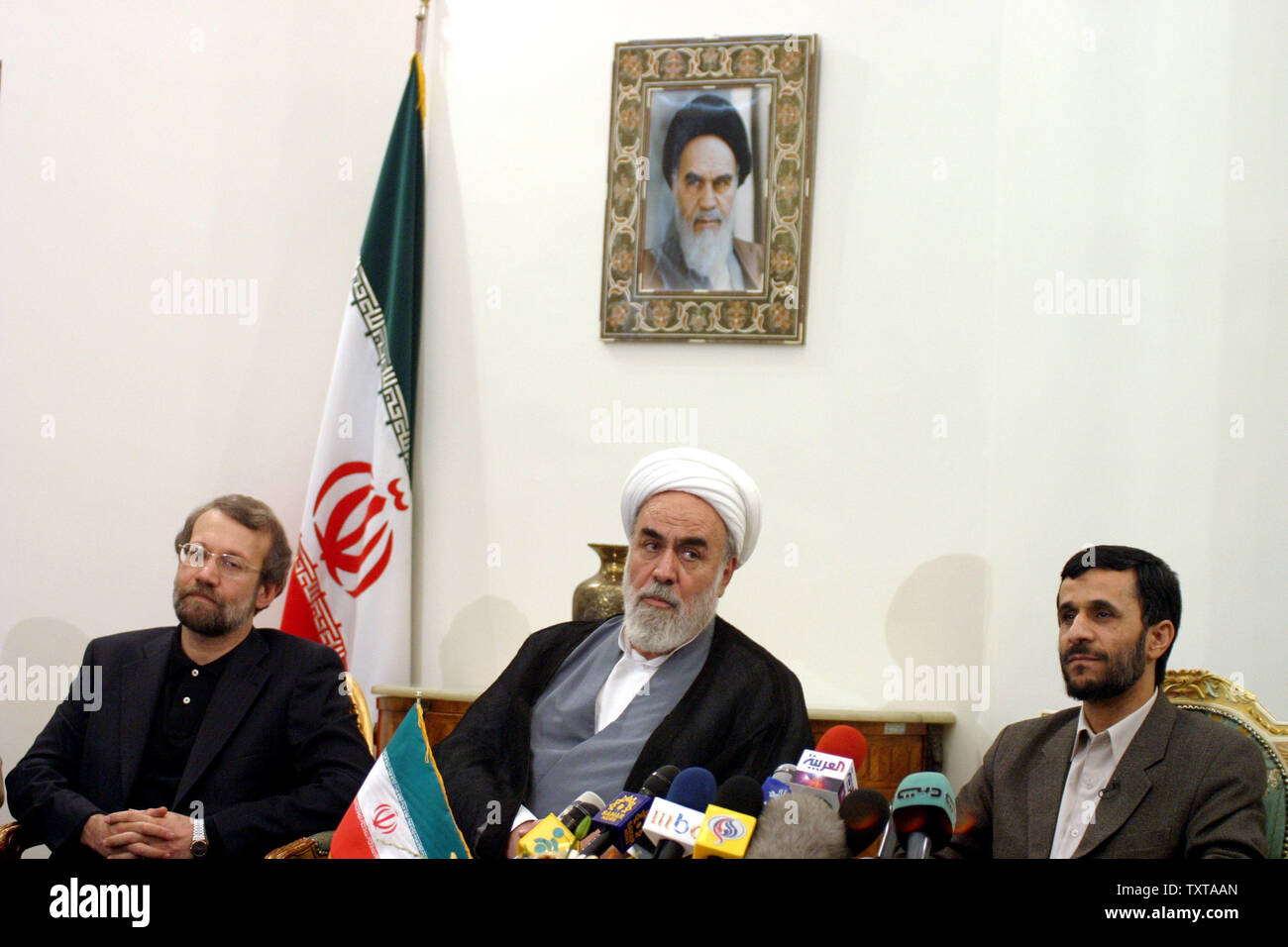 Il presidente iraniano Mahmoud Ahmadinejad (R) e la testa del capo supremo dell'ufficio, Mohammad Mohammadi Golpayegani (C) e l'Iran la cima del negoziatore nucleare Ali Larijani sitt in conferenza stampa prima di lasciare Teheran per New York per partecipare al U.N Assemblea generale, all aeroporto di Mehrabad a Teheran, Iran, 13 settembre 2005. (UPI foto/Mohammad Kheirkhah) Foto Stock