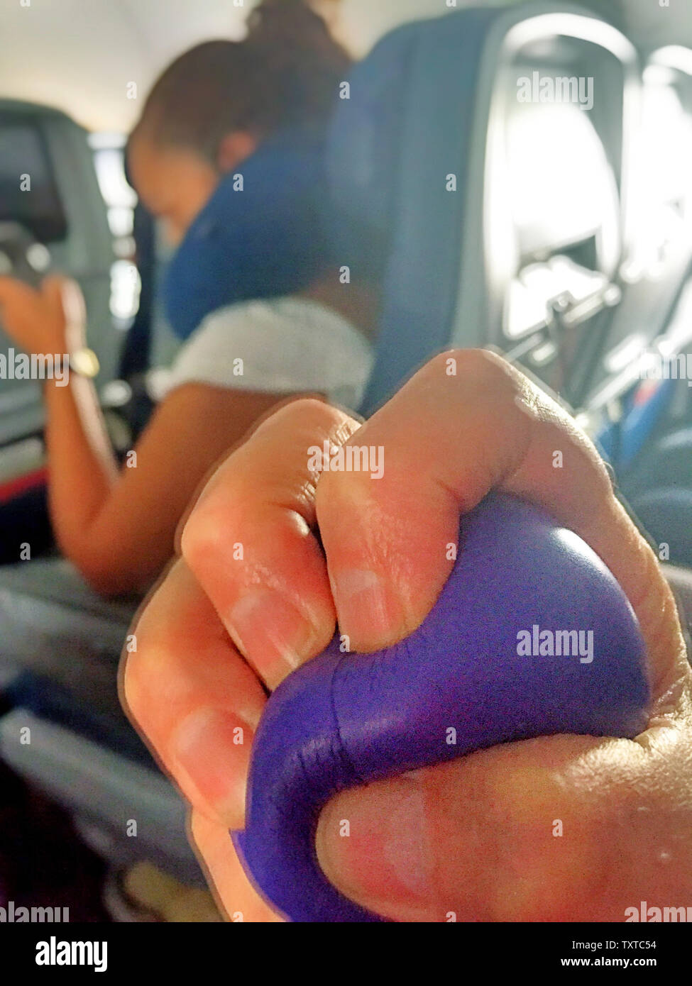 Uomo di presa di una palla in volo per alleviare la paura di volare, STATI UNITI D'AMERICA Foto Stock