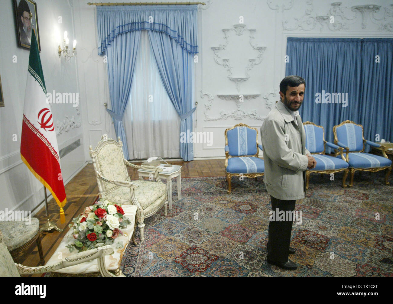 Il presidente dell'Iran Mahmoud Ahmadinejad parla con media prima di accettare le credenziali del nuovo ambasciatore slovacco per l'Iran, Anton Hajduk (non mostrato) in Ahmadinejad dell'ufficio a Teheran il 8 ottobre 2006. Gli Stati Uniti a seguito di crunch colloqui di Londra, pensato per i difficili negoziati con le altre potenze mondiali su una bozza di risoluzione ONU per imporre sanzioni contro Iran per il suo programma nucleare. (UPI foto/Mohammad Kheirkhah) Foto Stock