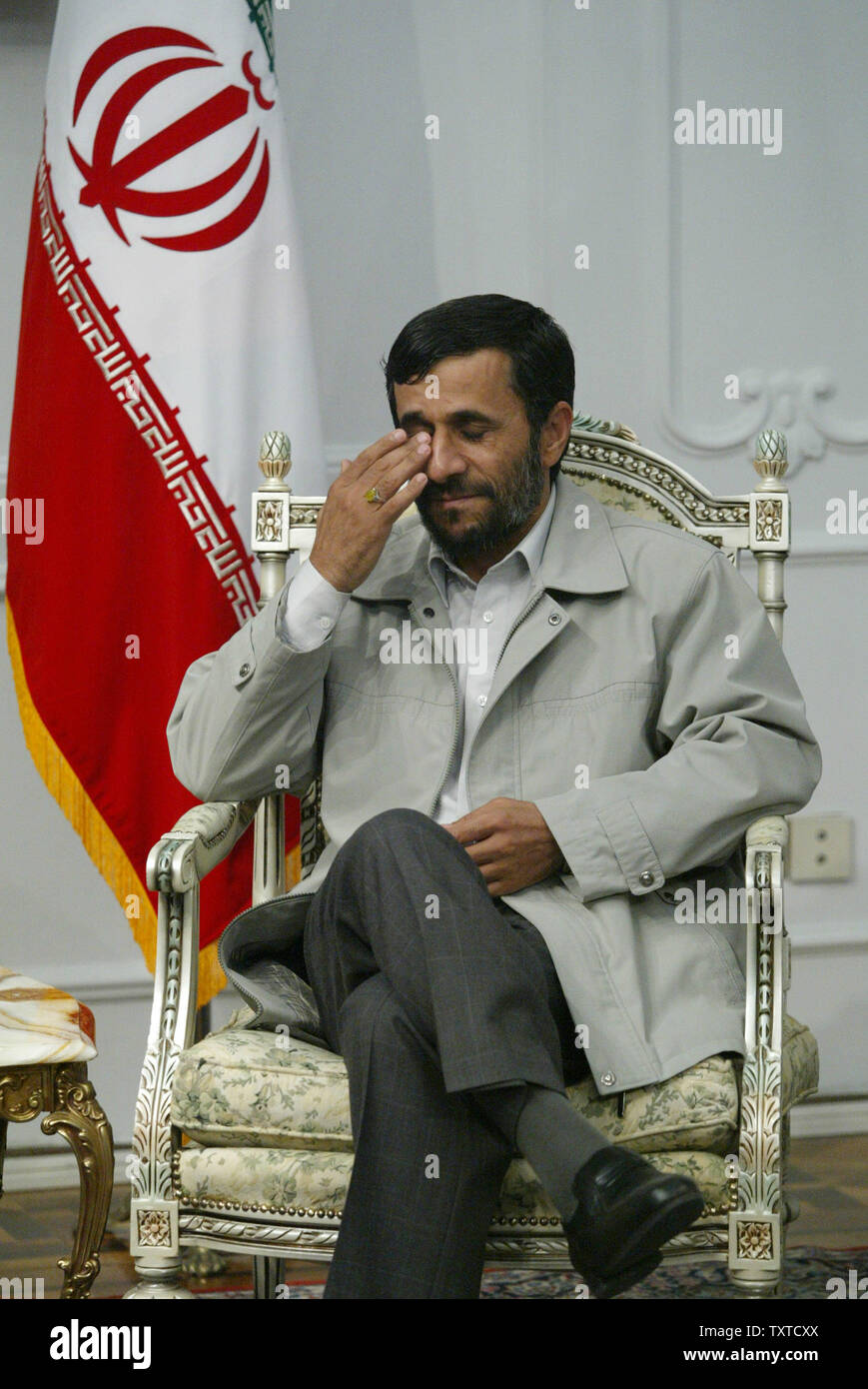 Il presidente dell'Iran Mahmoud Ahmadinejad ascolta prima di accettare le credenziali del nuovo ambasciatore slovacco per l'Iran, Anton Hajduk (non mostrato) in Ahmadinejad dell'ufficio a Teheran il 8 ottobre 2006. Gli Stati Uniti a seguito di crunch colloqui di Londra, pensato per i difficili negoziati con le altre potenze mondiali su una bozza di risoluzione ONU per imporre sanzioni contro Iran per il suo programma nucleare. (UPI foto/Mohammad Kheirkhah) Foto Stock