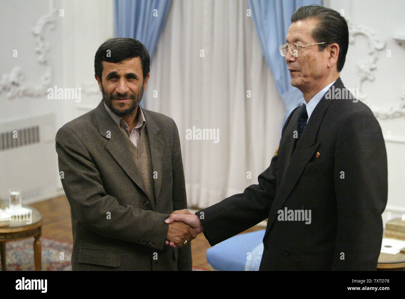 Il presidente dell'Iran Mahmoud Ahmadinejad (L) scuote la mano con le casse della Corea del Nord è il parlamento che Tai Bek durante il loro incontro a Teheran il 18 novembre 2006. Iran, di fronte alla possibilità di sanzioni ONU per non riuscire ad arrestare il delicato lavoro nucleare, premere su con la sua Arak acqua pesante reattore con o senza aiuto dall'U.N. watchdog nucleare, una sommità nucleare iraniano detto ufficiale. (UPI foto/Mohammad Kheirkhah) Foto Stock