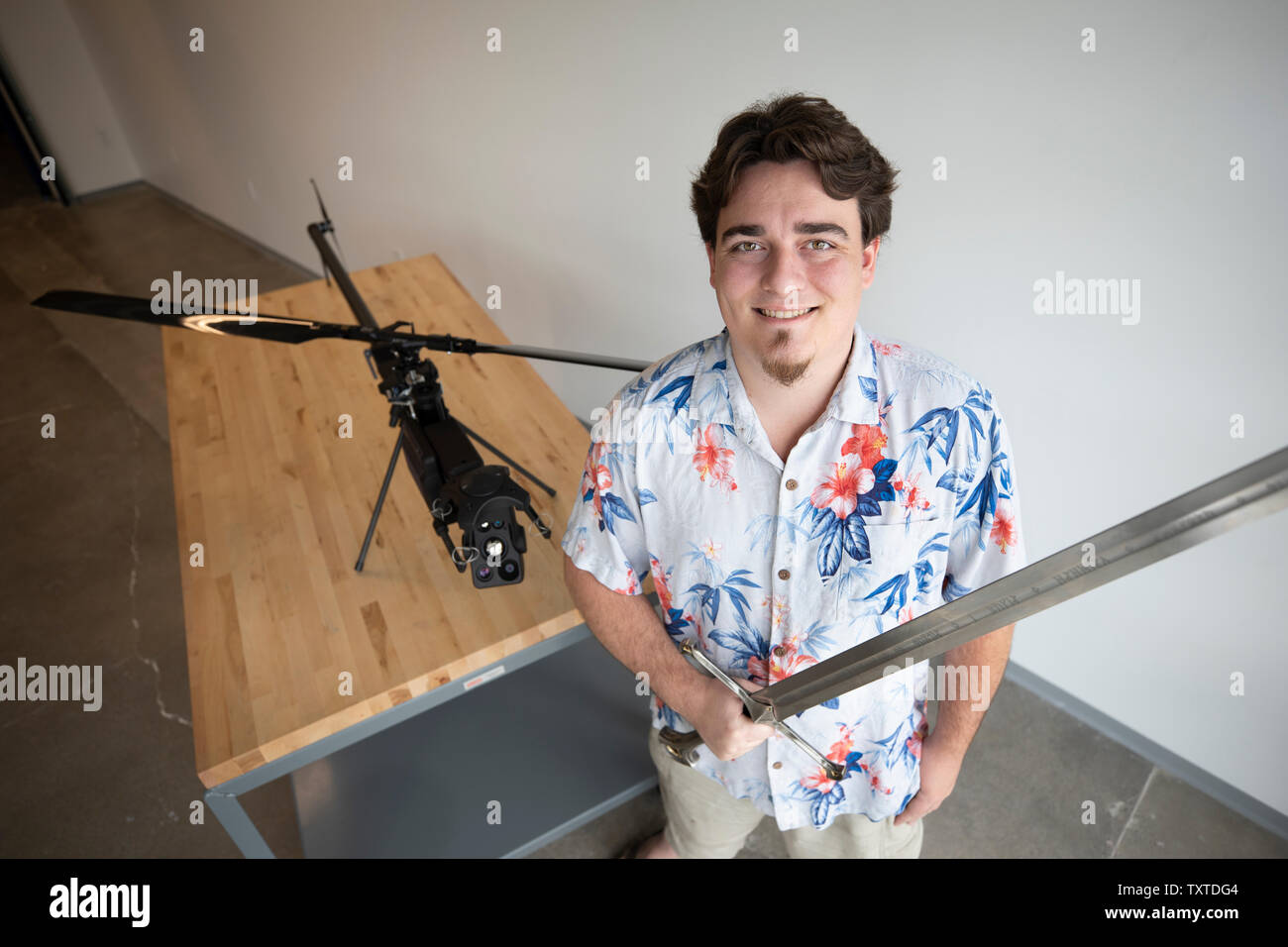 Palmer Luckey, fondatore delle industrie Anduril con loro reticolo Drone fantasma. Anduril è chiamato dopo la spada nella trilogia del Signore degli Anelli Foto Stock