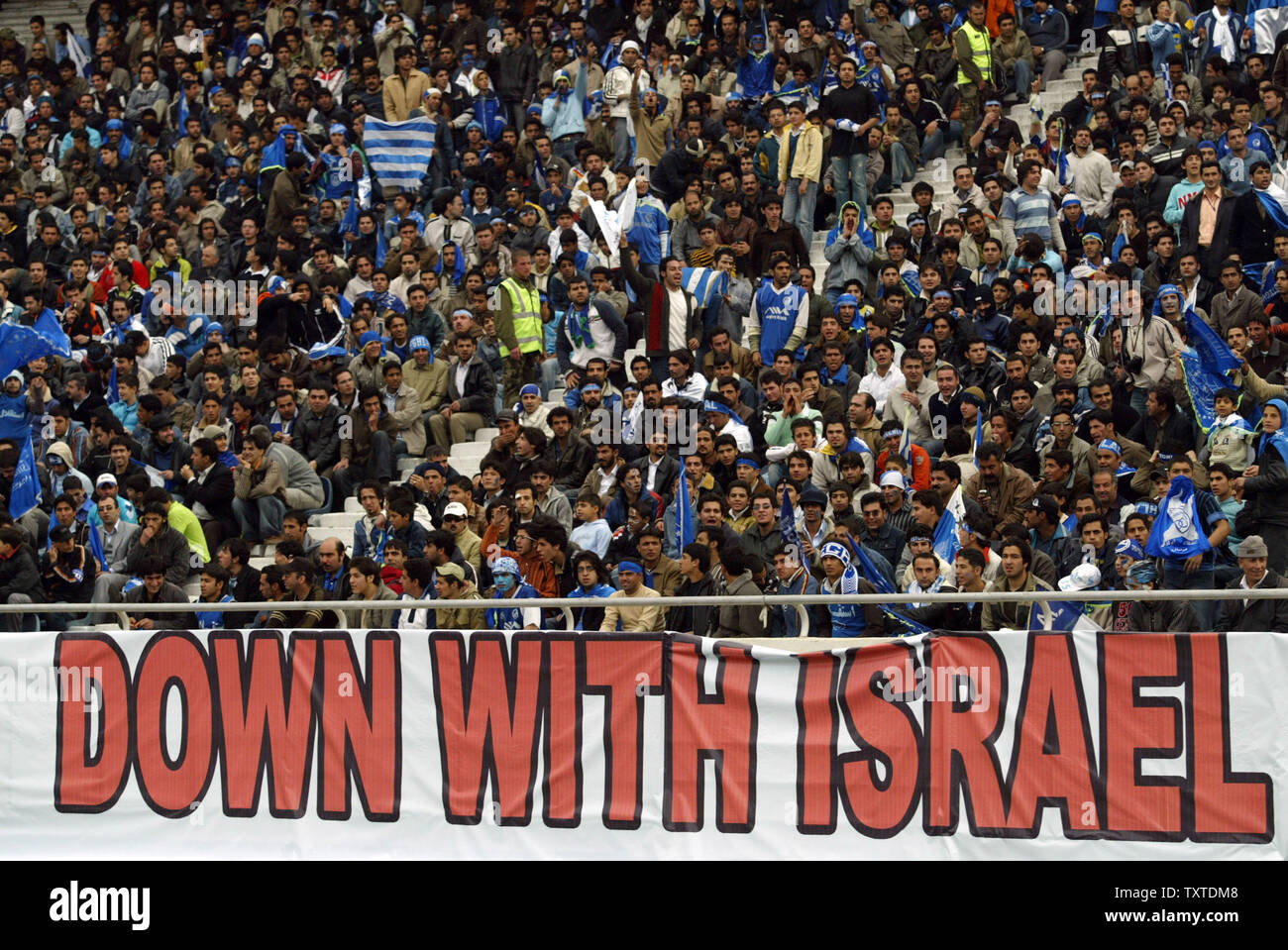 Un anti-Israele banner viene visualizzato durante una competizione di calcio tra Esteghlal e Perspolise squadre come Azadi nel complesso sportivo a Teheran il 30 marzo 2007. In tutta la corrispondenza, il brano di frase " proprio con l'Inghilterra' sarebbe periodicamente compaiono sul quadro di valutazione. Funzionari iraniani dicono che non vogliono che i terzi coinvolti nei colloqui tra Londra e Teheran riguardanti 15 marinai britannici e marines in stato di detenzione in Iran dopo presumibilmente la vela in acque iraniane. UPI (foto) Foto Stock