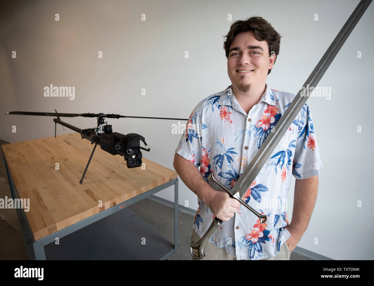 Palmer Luckey, fondatore delle industrie Anduril con loro reticolo Drone fantasma. Anduril è chiamato dopo la spada nella trilogia del Signore degli Anelli Foto Stock