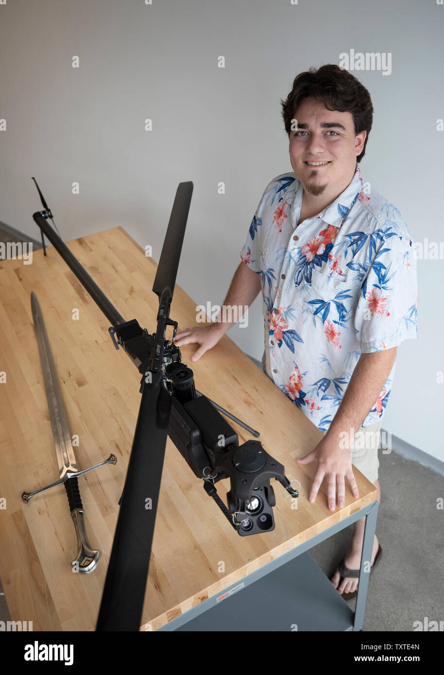 Palmer Luckey, fondatore delle industrie Anduril con loro reticolo Drone  fantasma. Anduril è chiamato dopo la spada nella trilogia del Signore degli  Anelli Foto stock - Alamy