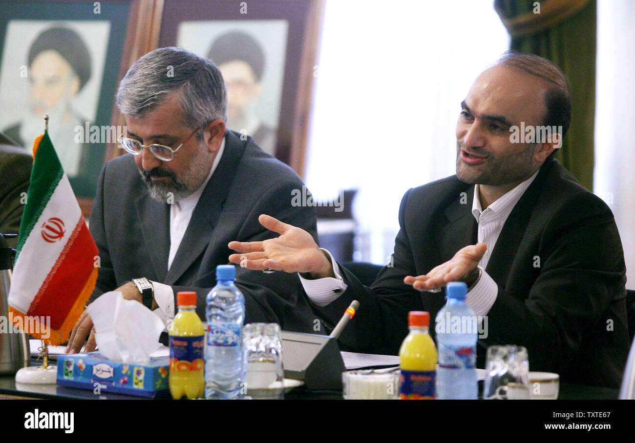 Javad Vaeidi (R), capo dell'Iran sulla delegazione presso l' Agenzia internazionale dell' energia atomica (AIEA), e all'Iran il rappresentante all'AIEA Aliasghar Soltanieh frequentare un round di colloqui con il vice direttore generale dell Agenzia Internazionale per l Energia Atomica (AIEA) Olli Heinonen e la sua delegazione (non visibile) a Tehran, Iran sulla luglio 11, 2007. Presidente Mahmoud Ahmadinejad ha detto qui mercoledì l'Iran ha un trasparente atteggiamento nucleare e procederà sulla base del piano programmato. Ahmadinejad ha sottolineato, "Noi sosteniamo il dialogo e sono pronto a rimuovere l'Aiea ambiguità oltre all'Iran il programma nucleare a scopi pacifici durante Foto Stock