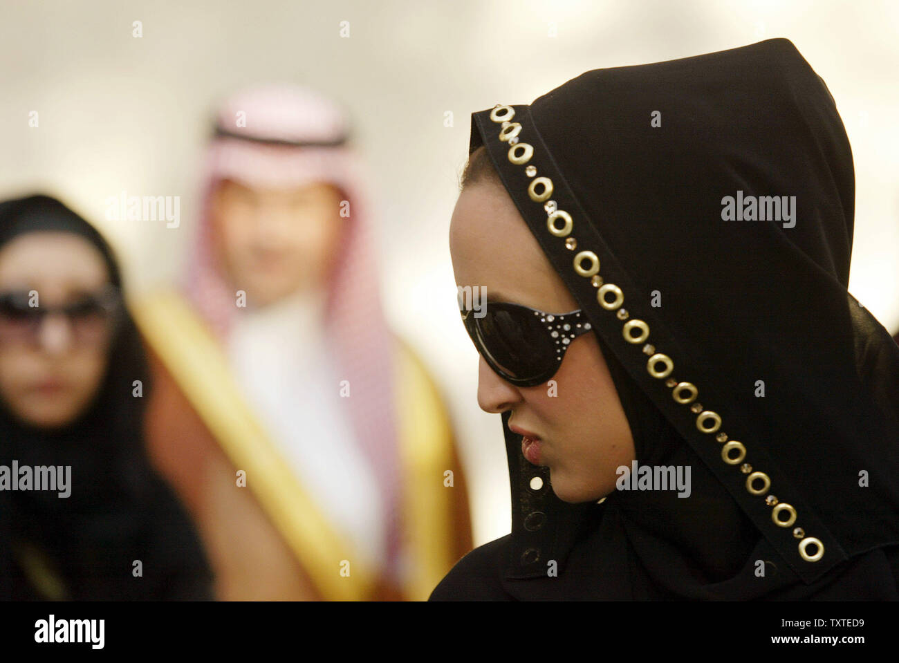 Saudi Arabian princess Nauf piegate Al-Bandar (R) e ambasciatore in Iran Osamah Al-Sanosi (C) Visita il Palazzo Sahebqraniyeh, che apparteneva al Nasir al-Din Shah della dinastia di Qajar, prima dell apertura della sua mostra presso il Niavaran composto culturale a Tehran, Iran il 1 settembre 2007. Dipinti e opere grafiche da Arabia principesse Nauf piegate Al-Bandar e Mey Aleysa, chi sono i funzionari responsabili del Golfo Persico Paesi arabi' dipinti e opere grafiche, sarà in mostra presso la Sala Blu di Niavaran composto culturale. (UPI foto/Mohammad Kheirkhah) Foto Stock