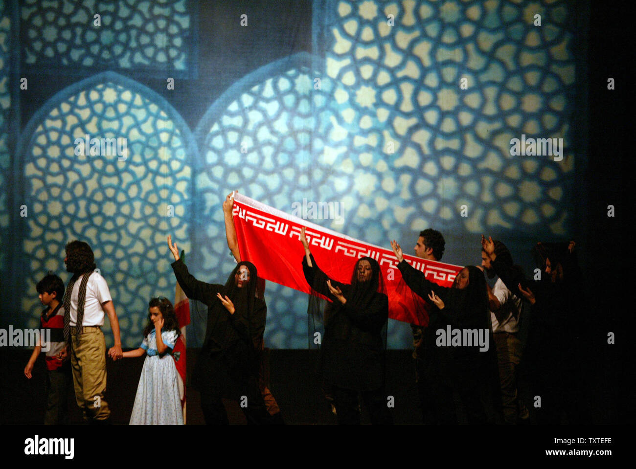 Artisti iraniani eseguire in 'recitare questo capitolo con me' sinfonia marcatura "Difesa acred settimana" in Vahdat (Unity) anfiteatro a Tehran, Iran il 21 settembre 2007. L'epopea della guerra Iran-Iraq (1980-1988) è narrata da un nuovo punto di vista in questa performance. (UPI foto/Mohammad Kheirkhah) Foto Stock