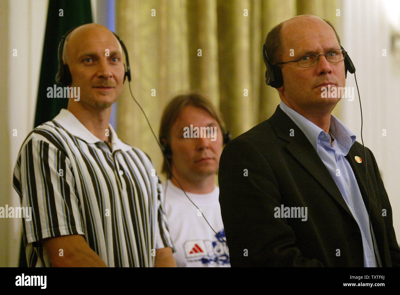 Di nazionalità svedese Stefan Johansson (L), Jari Hjortmar (2nd-L) e Vice Presidente del parlamento svedese della commissione per gli affari esteri del Urban Ahlin partecipare ad una conferenza stampa a Teheran il 16 aprile 2007. I due uomini che erano stati rilasciati oggi dalla custodia iraniani sono stati arrestati e condannati a tre anni di carcere per fotografare installazioni militari in febbraio. I due lavoratori edili sono stati condannati per fotografare edifici militari e delle apparecchiature di telecomunicazione Qeshm su un isola iraniane nello Stretto di Hormuz. (UPI foto/Mohammad Kheirkhah) Foto Stock